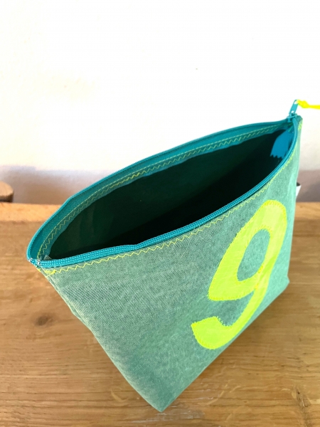 wasserdichte Airtexkosmetiktasche in grün mit neongelber 9